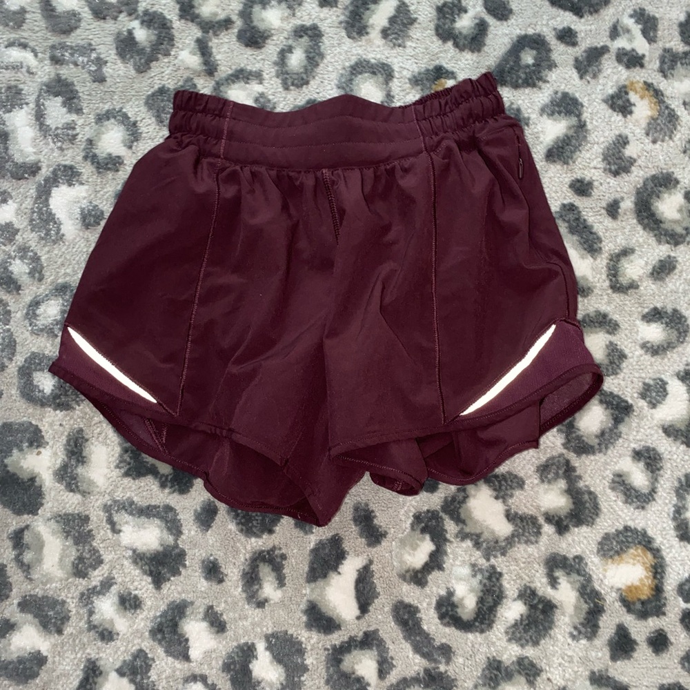 Lululemon Athletica Maroon Hotty Hots Size 2, 2.5 inch